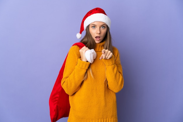 donna con cappello di natale e santa borsa