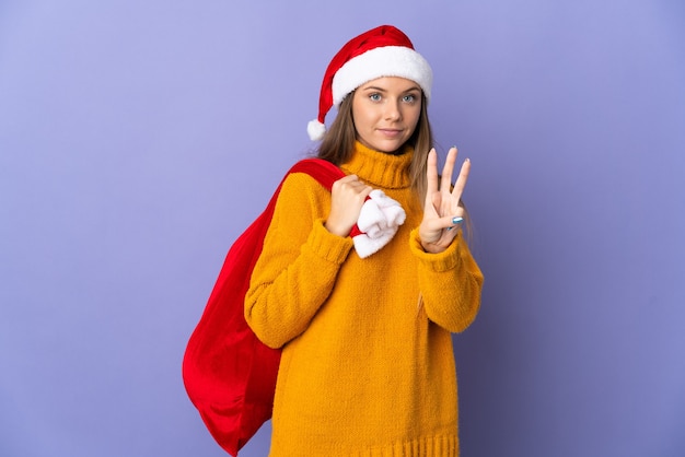 donna con cappello di natale e santa borsa