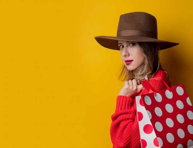 Donna con cappello e borse della spesa