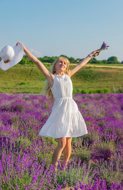 Donna con cappello in campo di lavanda. Messa a fuoco selettiva.