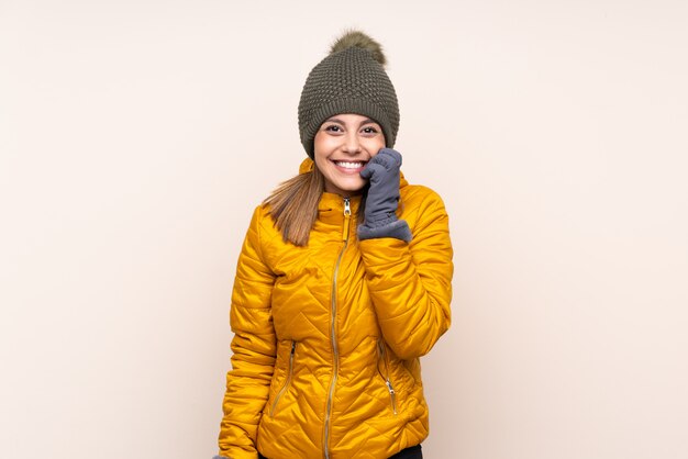 Donna con cappello invernale nervoso e spaventato