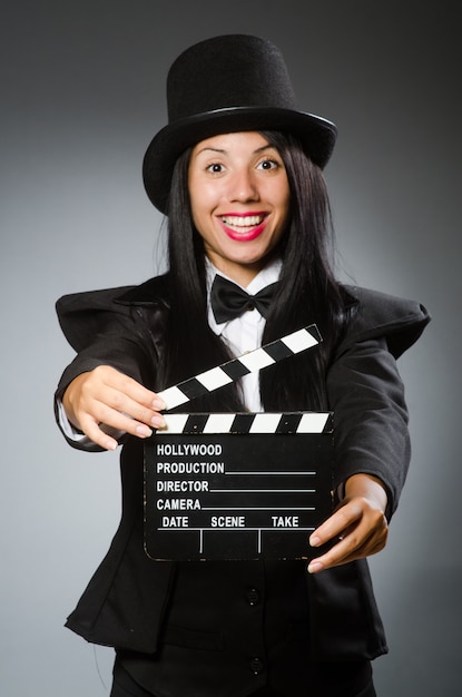 Donna con cappello vintage e scheda del film