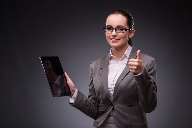 Donna con computer tablet nel business