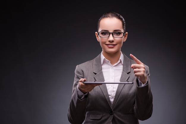 Donna con computer tablet nel business