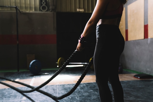 Donna con corda in palestra