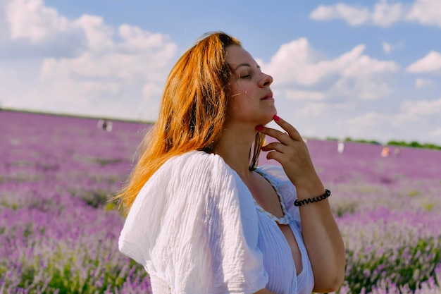 Donna con corona di fiori nel campo di lavanda