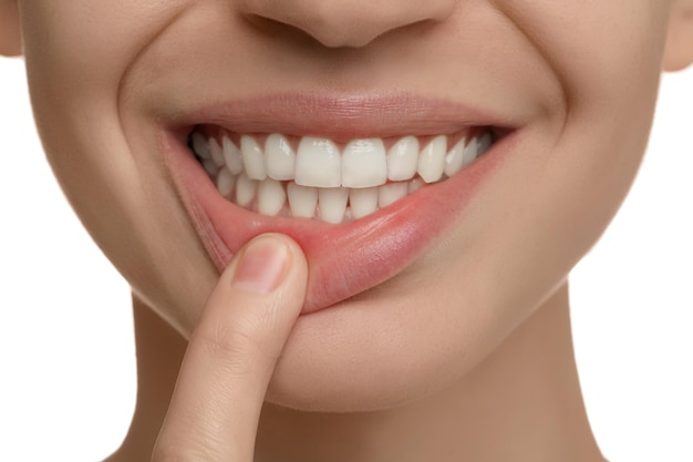 Donna con denti sani su sfondo bianco primo piano