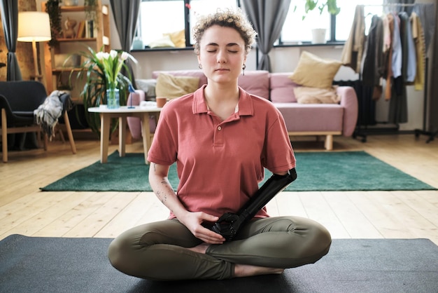 Donna con disabilità che fa yoga