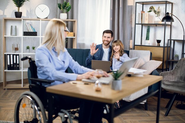 Donna con disabilità che utilizza il laptop per il lavoro a distanza