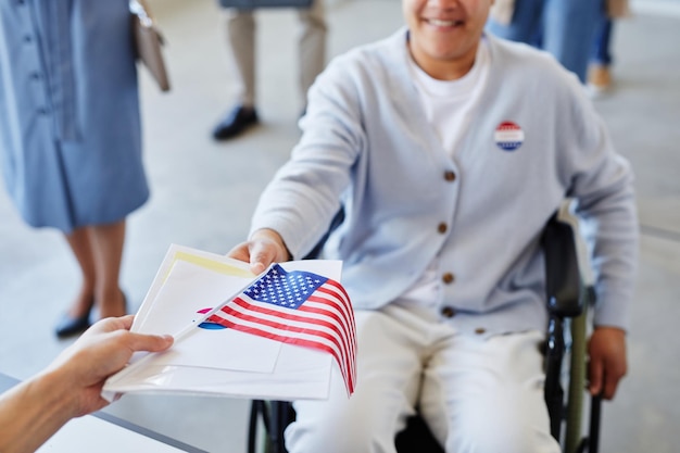 Donna con disabilità di voto da vicino