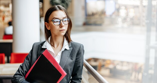 Donna con documenti di lavoro