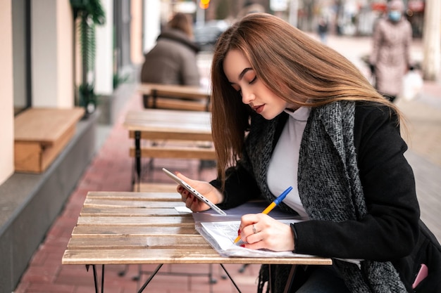 Donna con documenti per strada