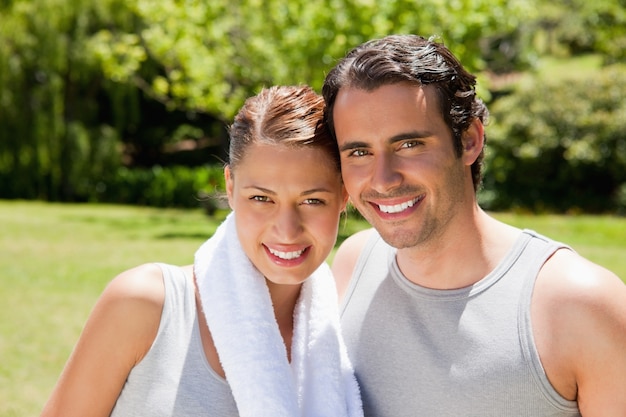 donna con e uomo sorridente in attrezzi di allenamento