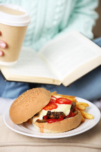 Donna con fast food malsano primo piano