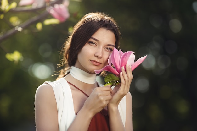 Donna con fiori all'aperto