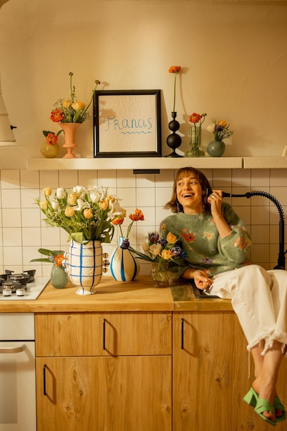 Donna con fiori in cucina