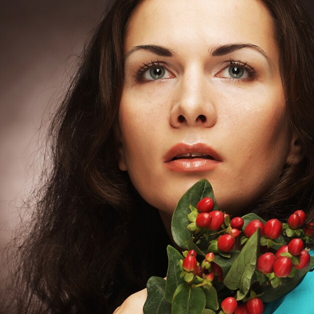 Donna con fiori rosa. girato in studio.