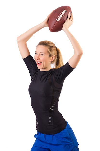 Donna con football americano isolato su bianco