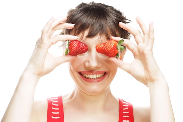 Donna con fragola su sfondo bianco