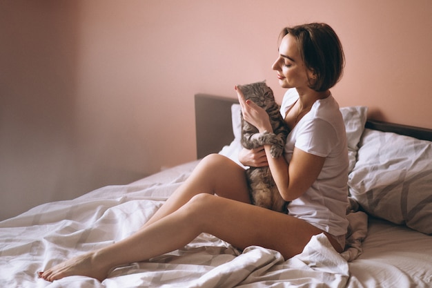 Donna con gatto a letto