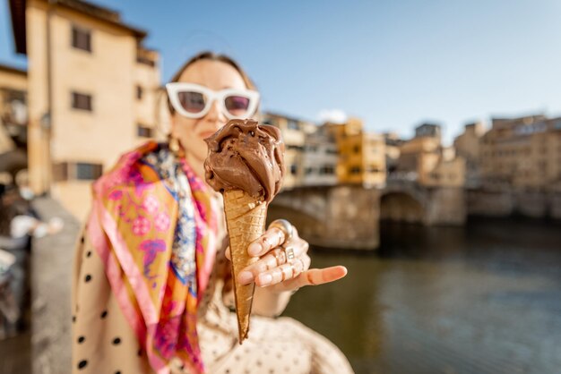 Donna con gelato italiano a firenze italia