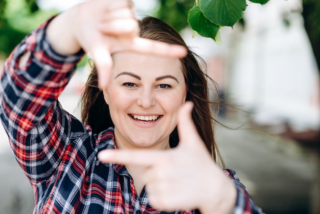 donna con giacca verde nel parco