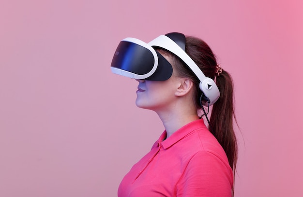 Donna con gli occhiali della realtà virtuale