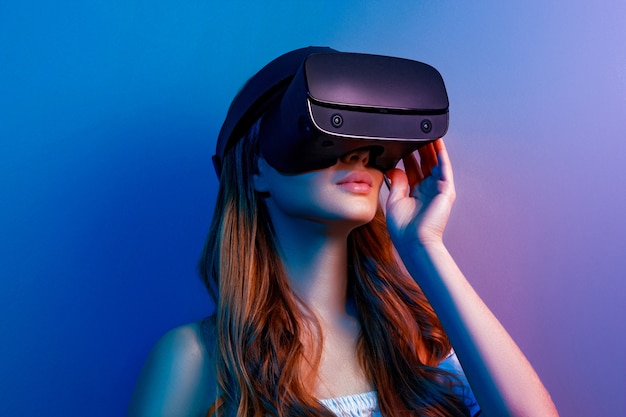 donna con gli occhiali di realtà virtuale