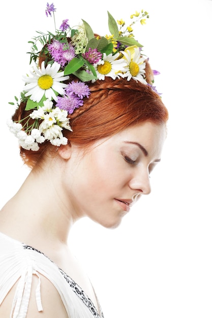 Donna con grande acconciatura e fiori tra i capelli