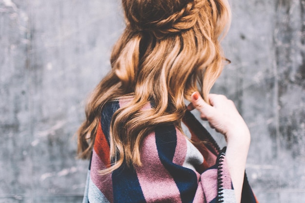 Donna con i capelli intrecciati