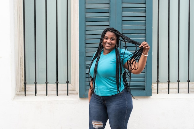 Donna con i capelli lunghi che ballano