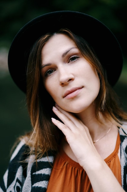 Donna con i capelli lunghi che indossa un ritratto di cappello