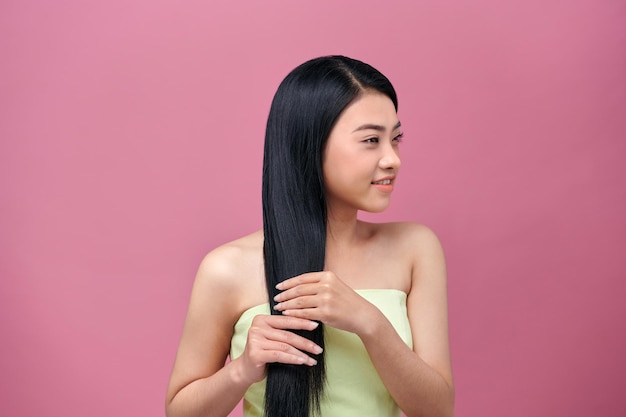 Donna con i capelli lunghi e bellissimi