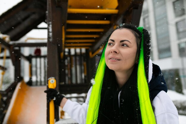 Donna con i capelli verdi al parco giochi