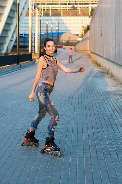 Donna con i rollerblade e sorridente.