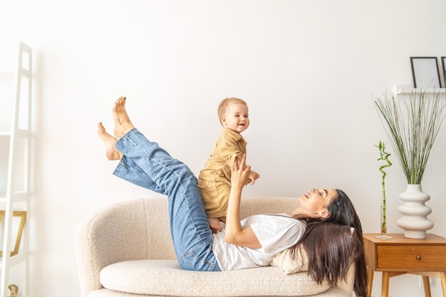 Donna con il bambino sul divano