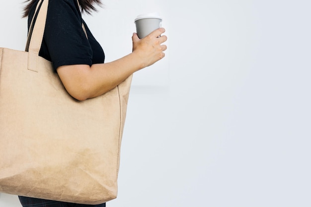 Donna con il caffè e la borsa di Tote