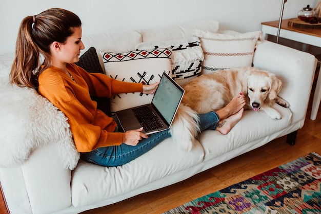 Donna con il cane a casa