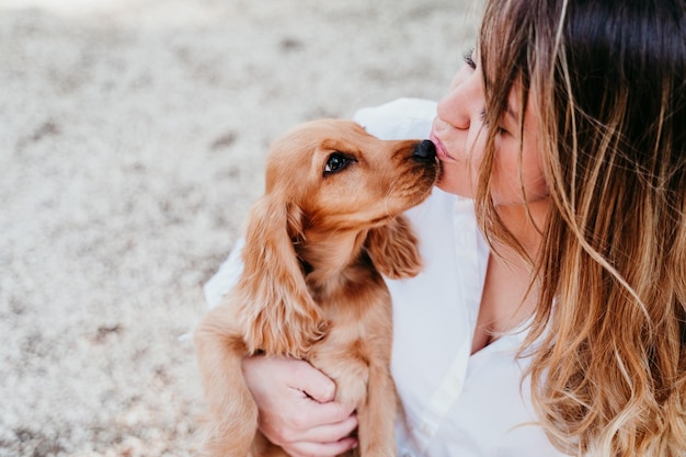 Donna con il cane al parco