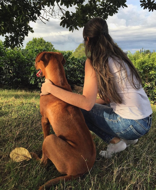Donna con il cane sul paesaggio