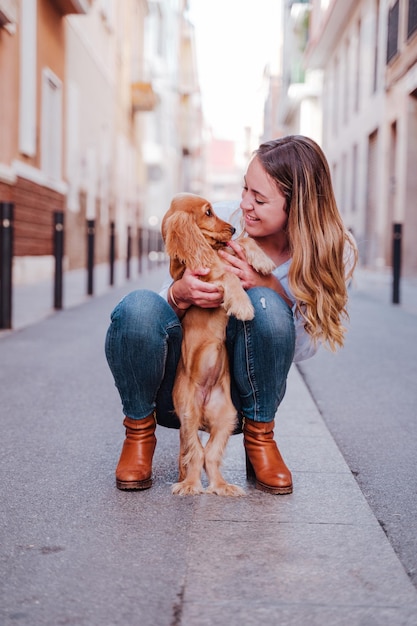 Donna con il cane sul sentiero in città