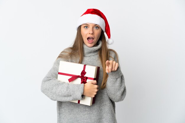 donna con il cappello di Natale che tiene i regali