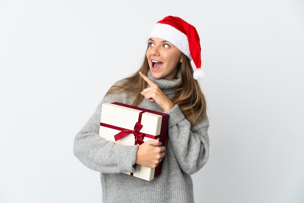 donna con il cappello di Natale che tiene i regali