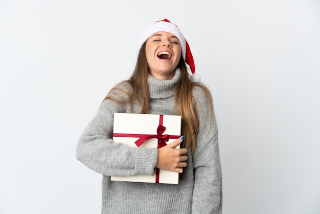 donna con il cappello di Natale che tiene i regali