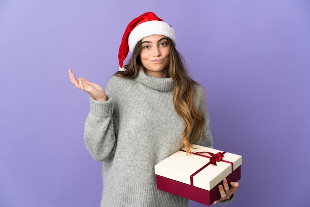 donna con il cappello di Natale che tiene i regali