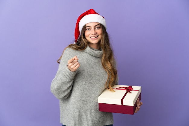 donna con il cappello di Natale che tiene i regali