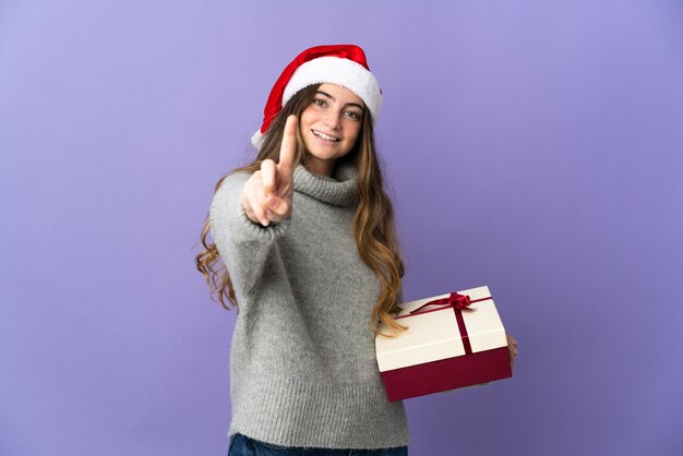 donna con il cappello di Natale che tiene i regali