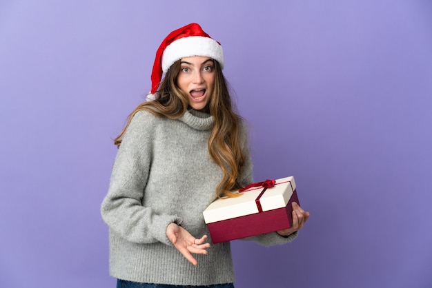 donna con il cappello di Natale che tiene i regali