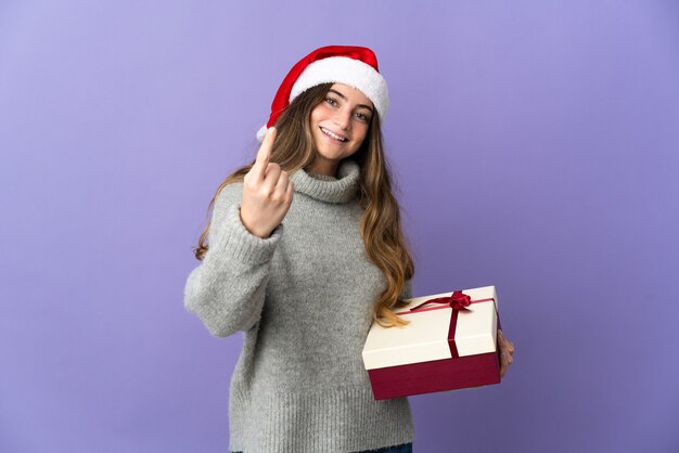 donna con il cappello di Natale che tiene i regali