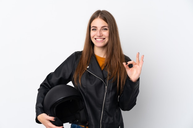 Donna con il casco del motociclo sopra la parete isolata